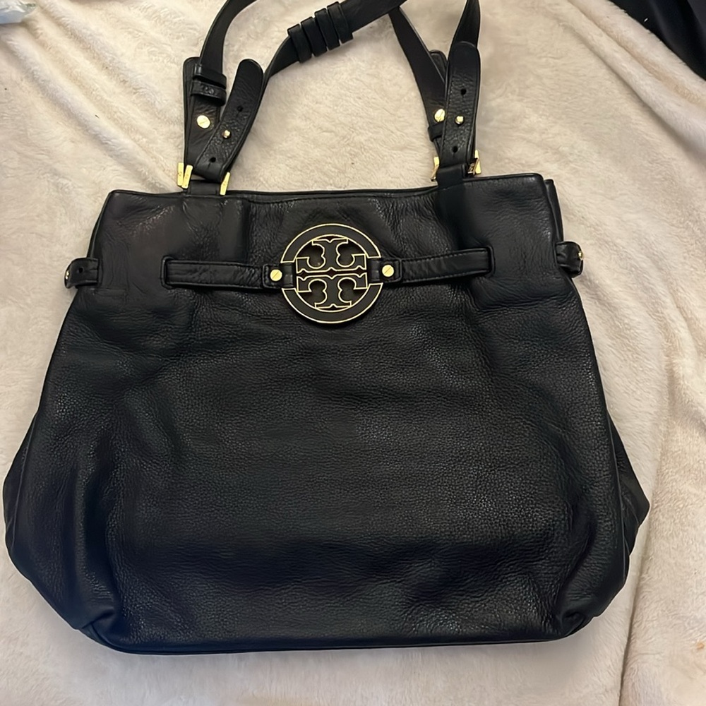 Tory Burch Amanda Bag. Great Condition. Black pebbled leather. Beautiful 🖤🖤🖤